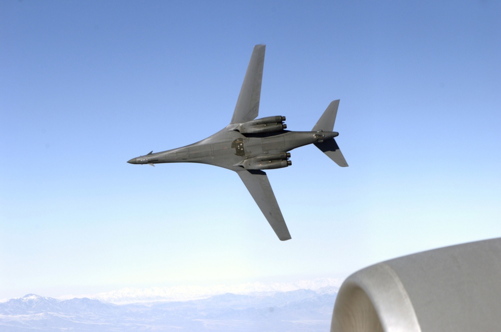 B-1B Refuels