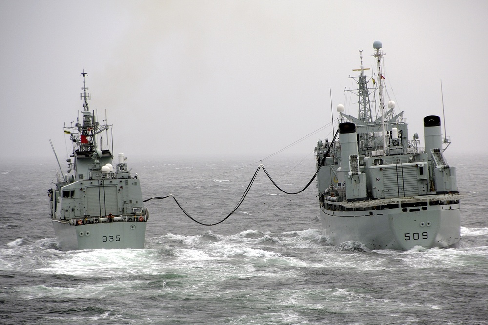 HMCS Protectuer Refuels MNCS Calgary