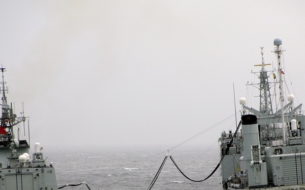 HMCS Protectuer Refuels MNCS Calgary
