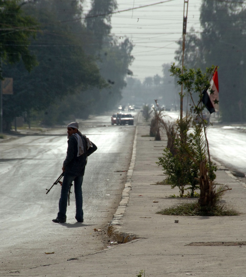 Iraqi security volunteers Assist Coalition Forces