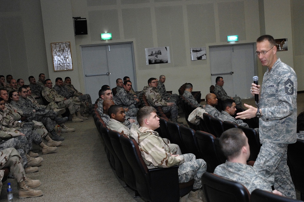 USCENTAF's top chief discusses GWOT with Airmen