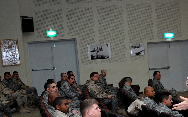 USCENTAF's top chief discusses GWOT with Airmen