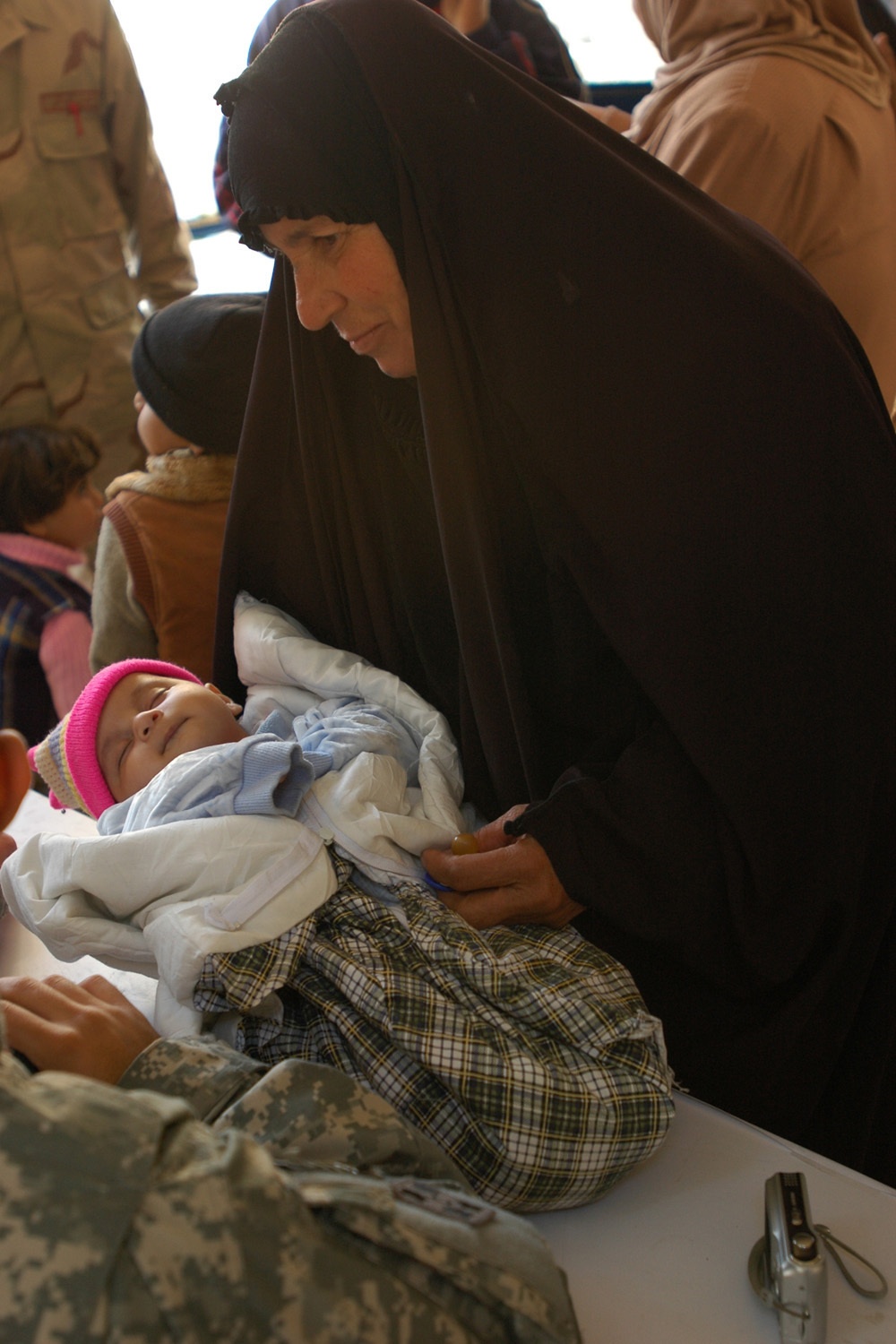 Soldiers bring medicine to local Iraqis