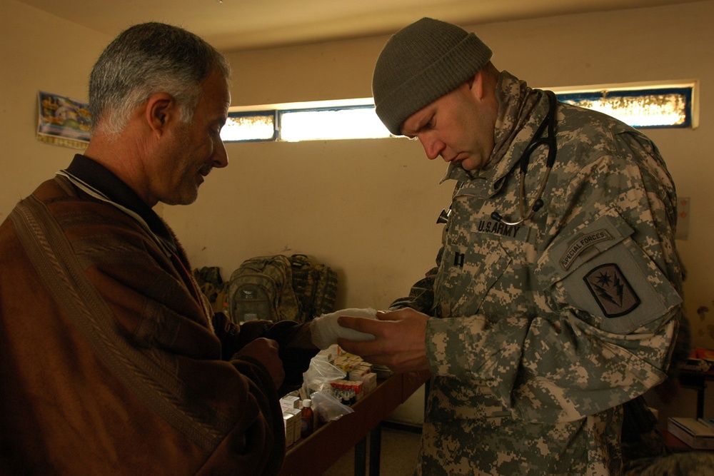 Soldiers bring medicine to local Iraqis