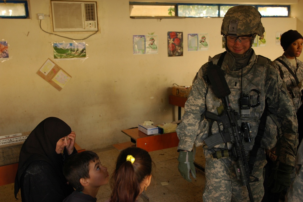 Soldiers bring medicine to local Iraqis