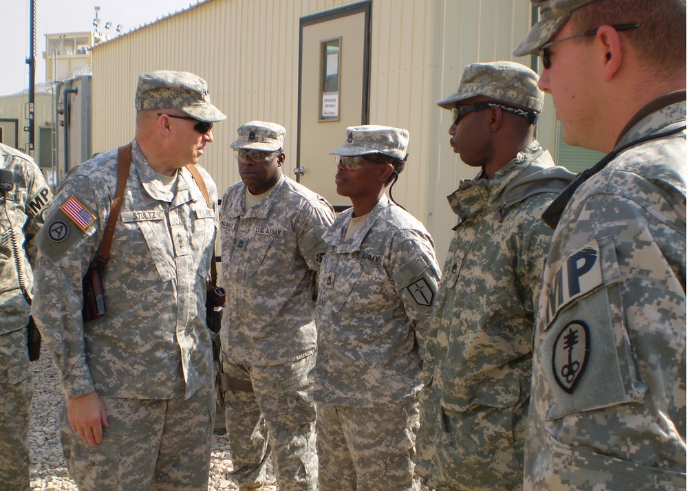 Chief U.S. Army Reserve meets with soldiers