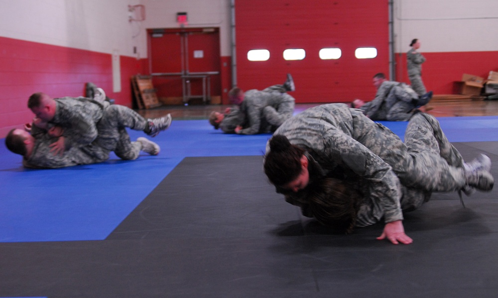 Soldiers Catch Cool Combatives Training