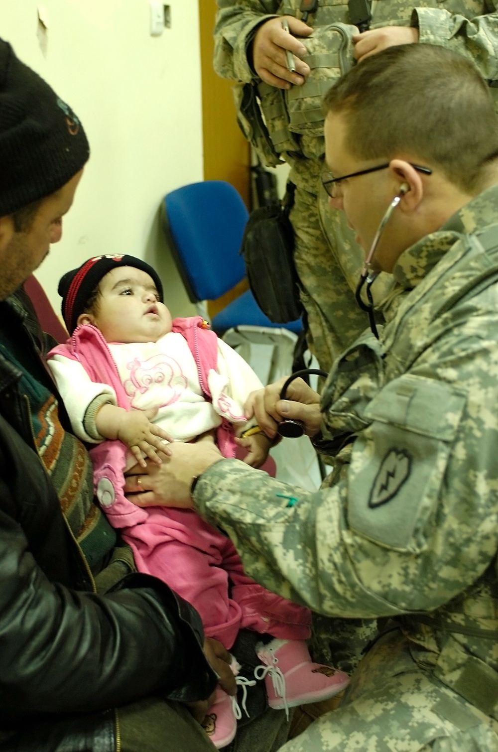 Troops connect Iraqis with government treatment program