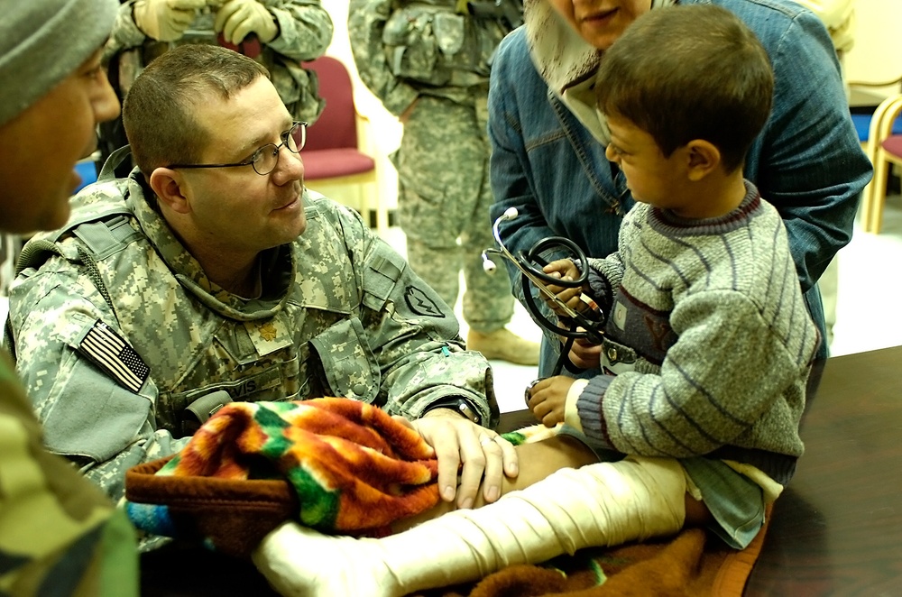 Troops connect Iraqis with government treatment program