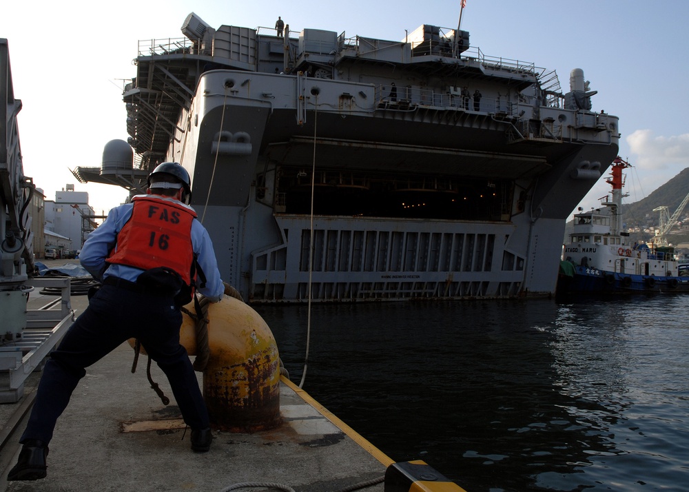 USS Essex departs