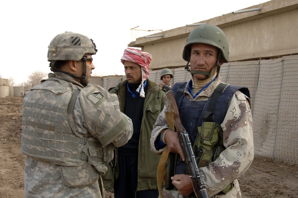 Teaching Iraqi Soldiers Movement techniques