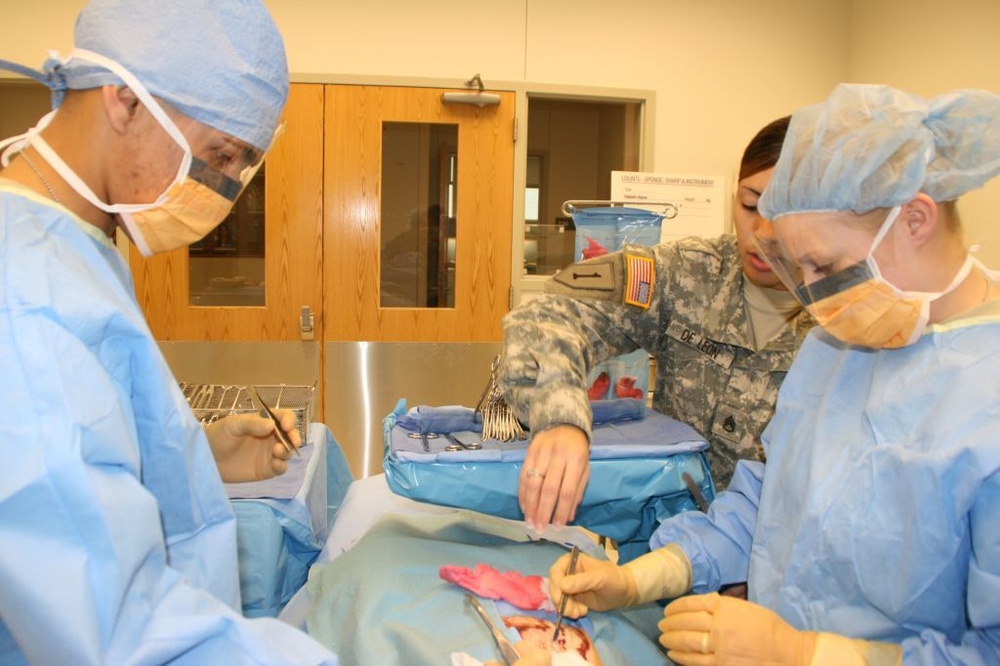 Soldiers Learn to Assist With Surgeries