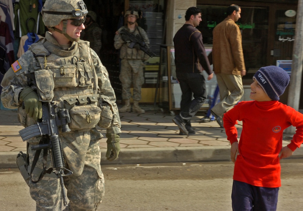 3rd ACR visits a busy market in Mosul