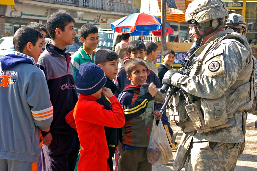 3rd ACR visits a busy market in Mosul