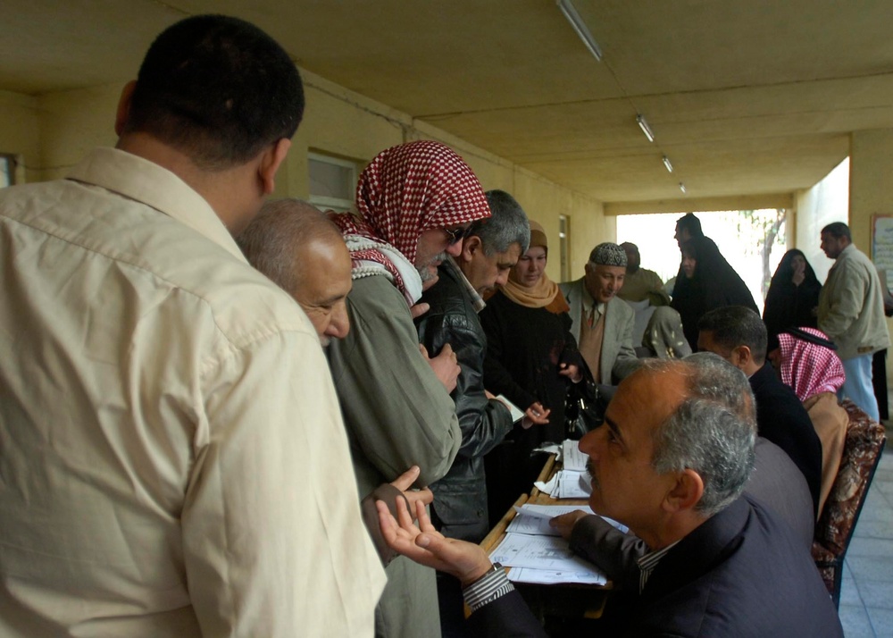 Iraqi leaders, MND-B Soldiers begin resettling families in Rashid
