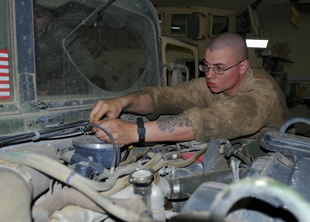 4th Inf. Div.'s Blacksmiths keep stock rolling