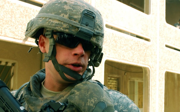 MND-B Soldiers provide security at Hospital