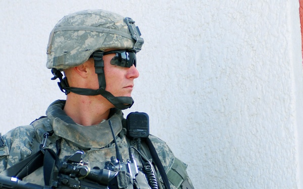 MND-B Soldiers provide security at Hospital