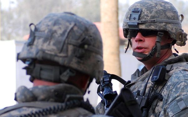 MND-B Soldiers provide security at Hospital