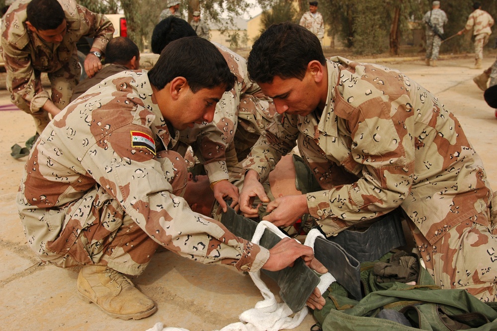 Iraqi Army soldiers learn lifesaving techniques
