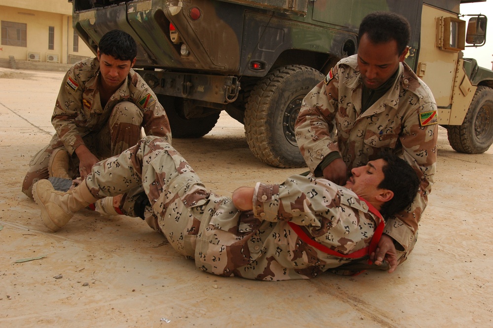 Iraqi Army soldiers learn lifesaving techniques