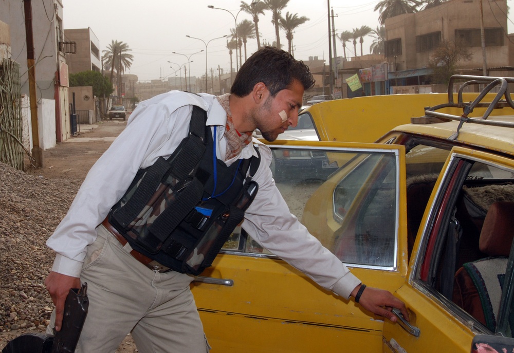 Sons of Iraq conduct random searches