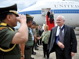 Gates Pledges U.S. Support to Indonesian Military