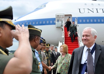 Gates Pledges U.S. Support to Indonesian Military