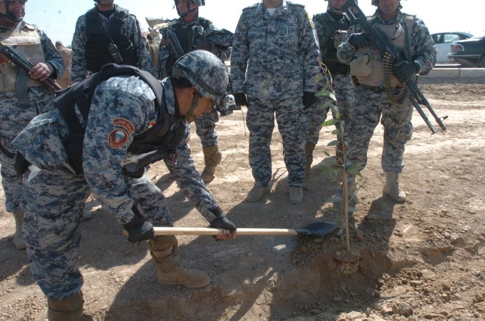 Iraqi Security Forces, local shop owners clean up Four Corners market district