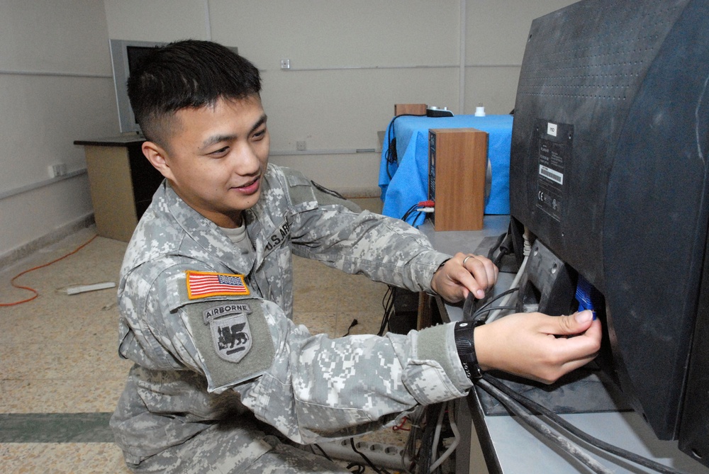Signal Soldiers keep aviators connected during operations