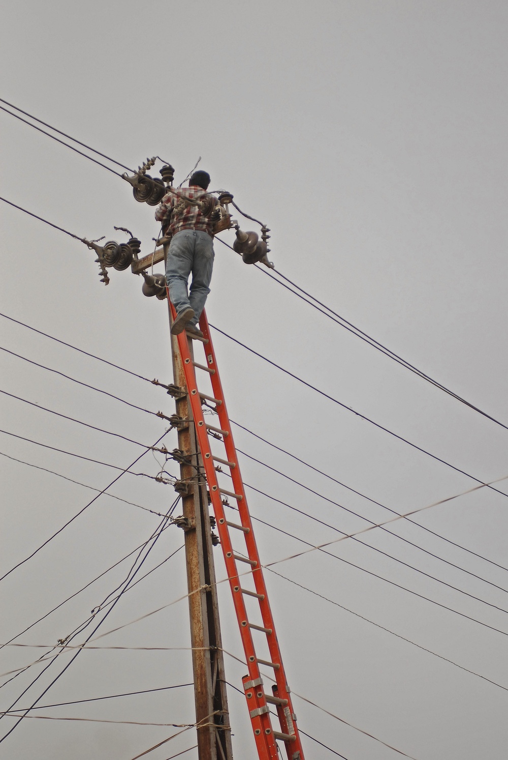 Baqubah Citizens Receive More Water and Electricity