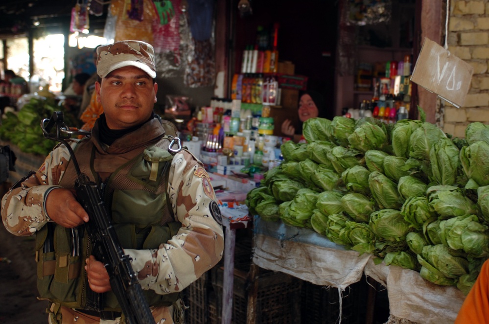 Iraqi Army Soldiers maintain security in Karkh District of Baghdad
