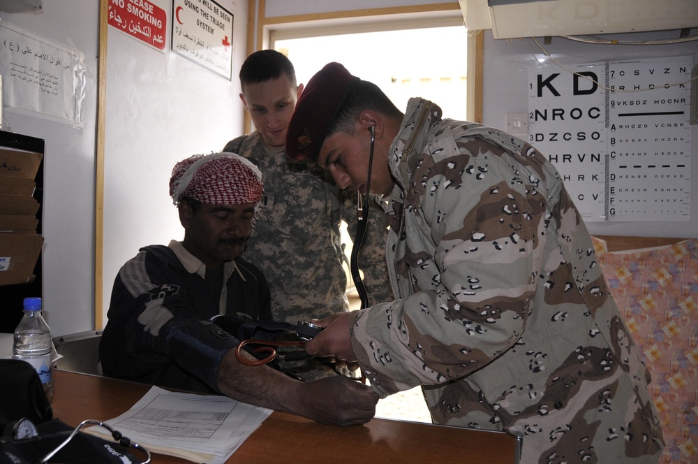 101st Airborne Division assists with in processing new Iraqi recruits