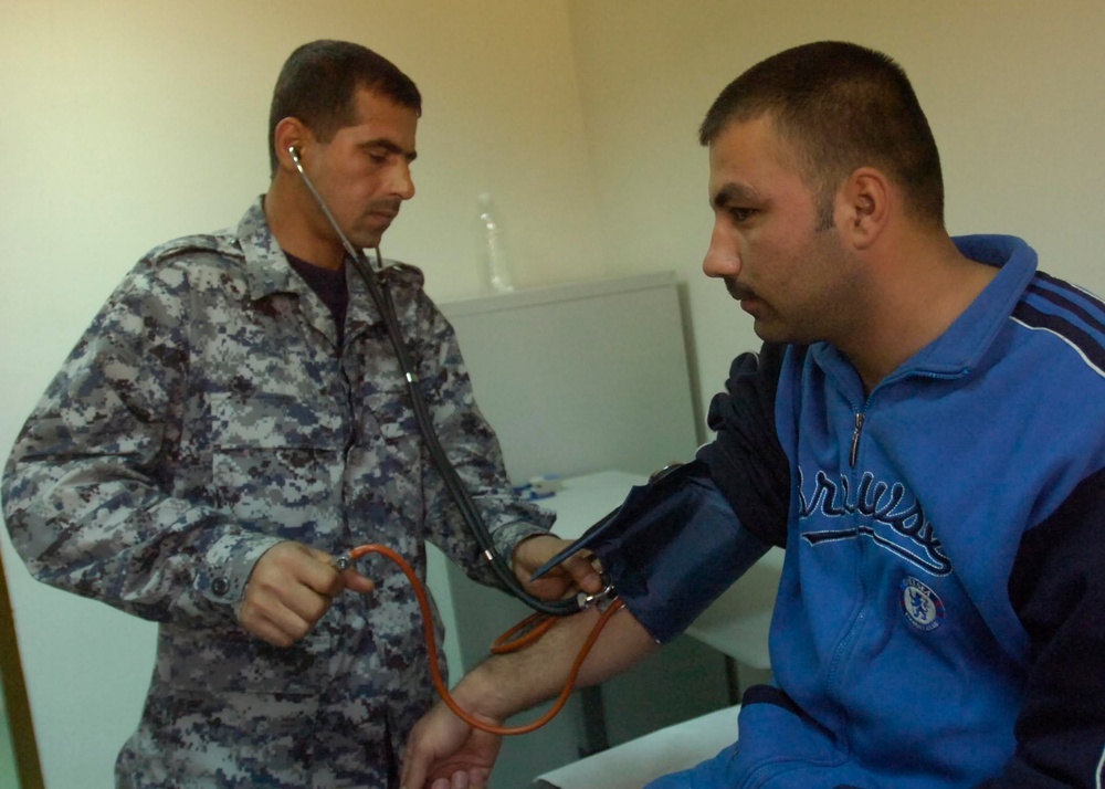 Clinical skills build trust in Iraqi security forces