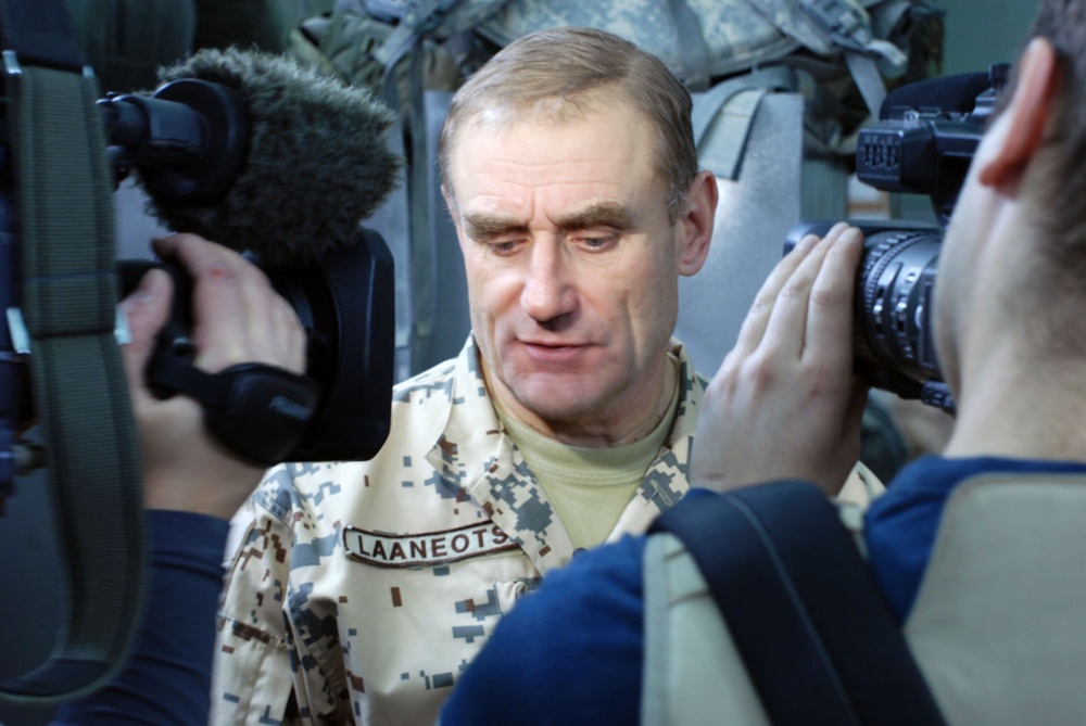 Estonian general visits troops