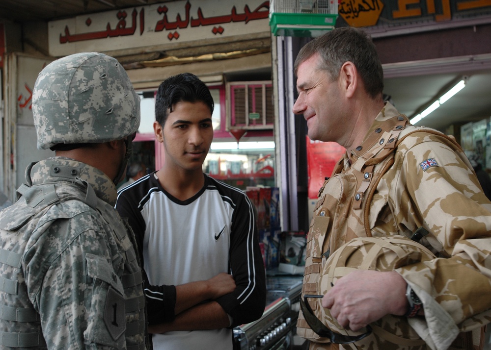 British Lt. Gen. visits Iraqi market