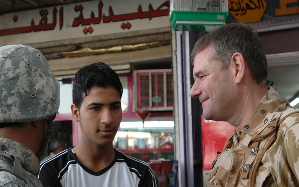 British Lt. Gen. visits Iraqi market