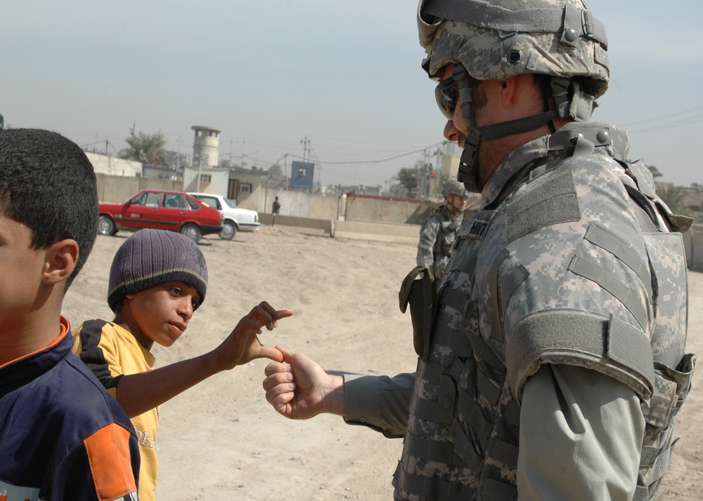 British Lt. Gen. visits Iraqi market