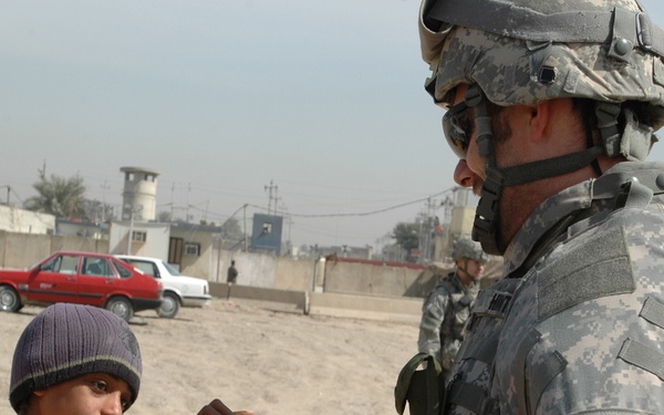 British Lt. Gen. visits Iraqi market