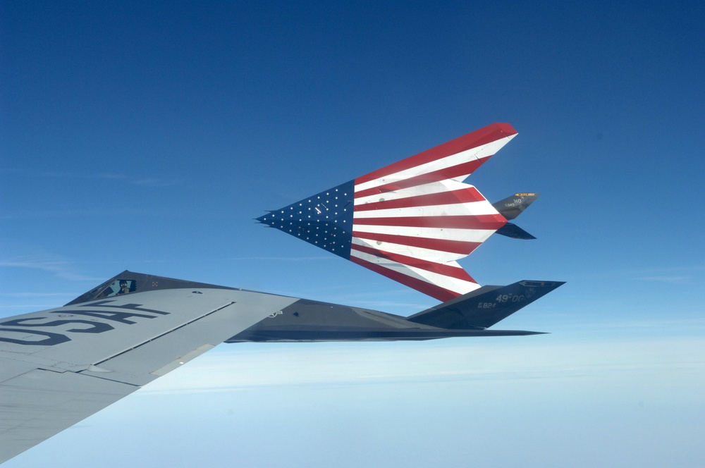 Ohio Air National Guard Refuels F-117th Stealth Fighters