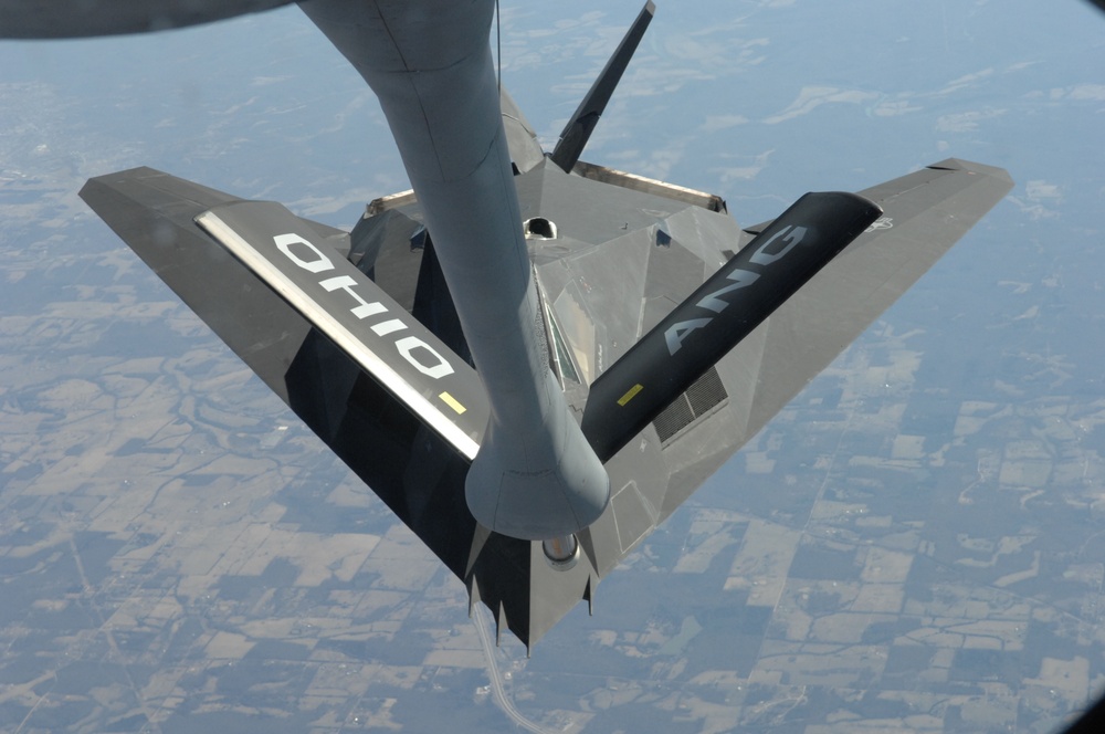 Ohio Air National Guard refuels F-117th Stealth Fighters