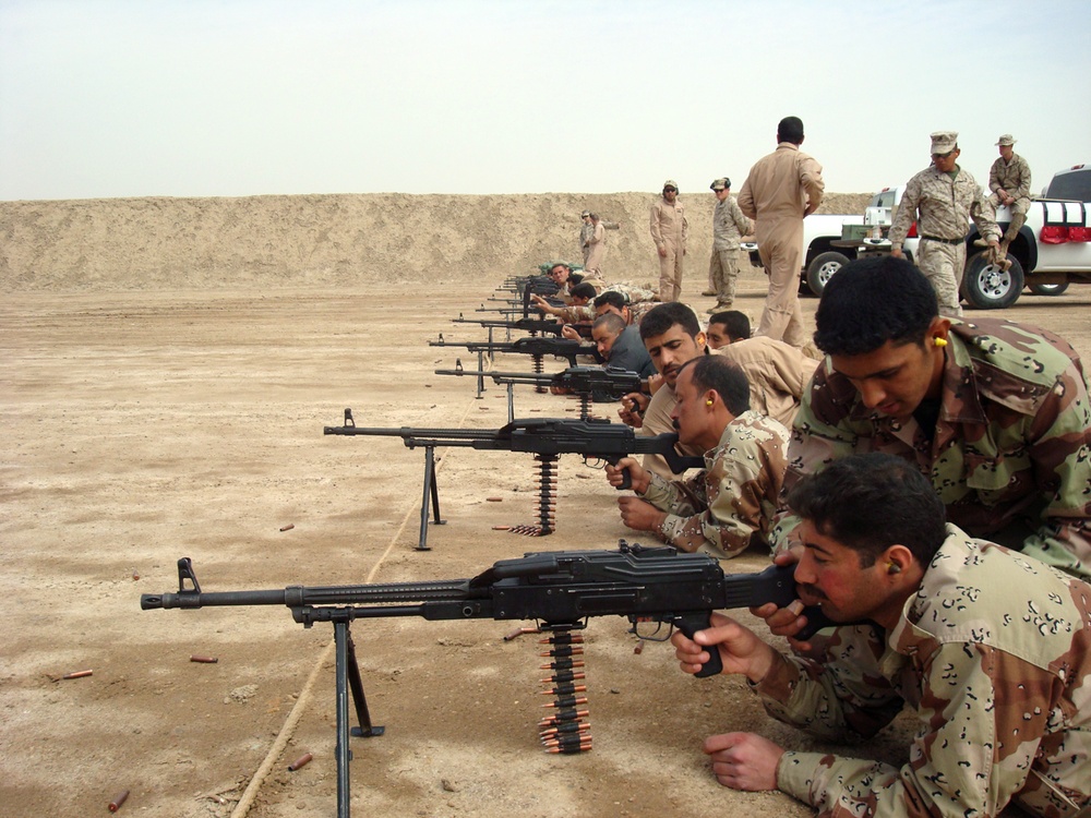 Iraqi soldiers master weapons, graduate from course