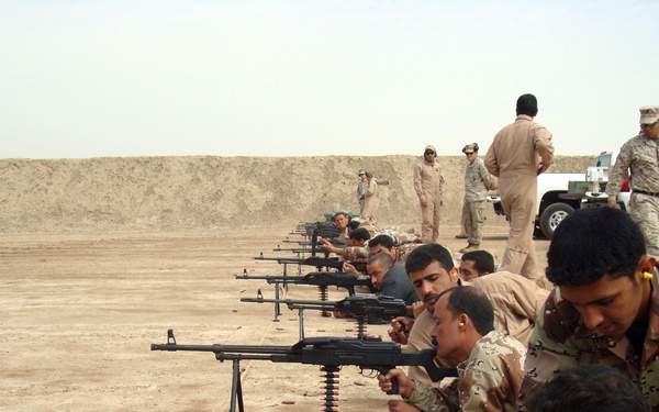 Iraqi soldiers master weapons, graduate from course