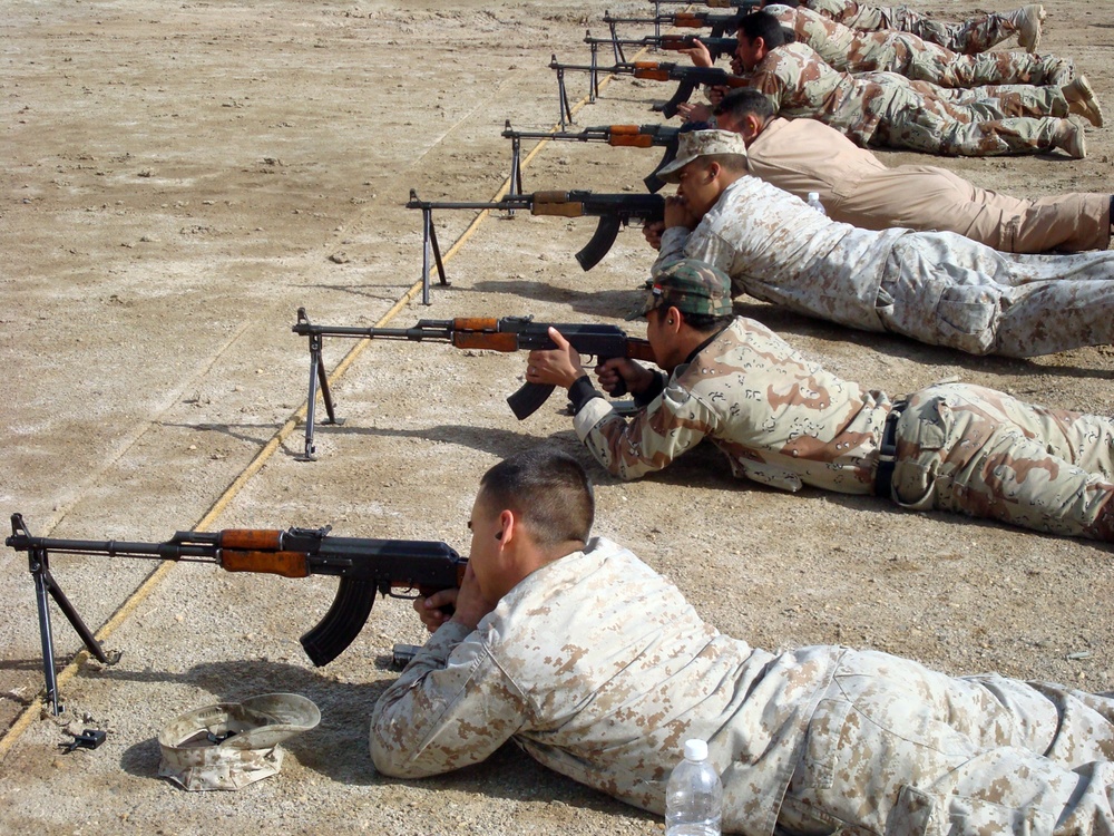 Iraqi soldiers master weapons, graduate from course