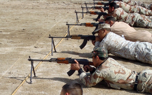 Iraqi soldiers master weapons, graduate from course