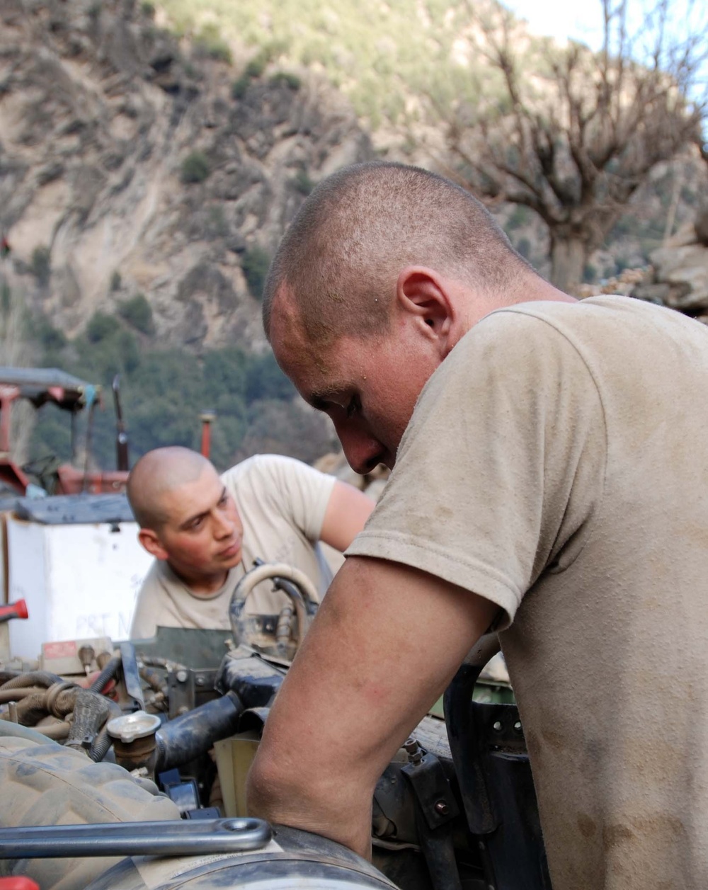 Mechanics battle Taliban, snow, terrain to keep vehicles working