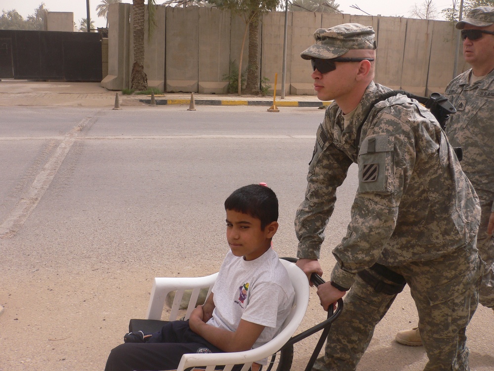 Soldiers help Iraqi boy get prosthetic leg