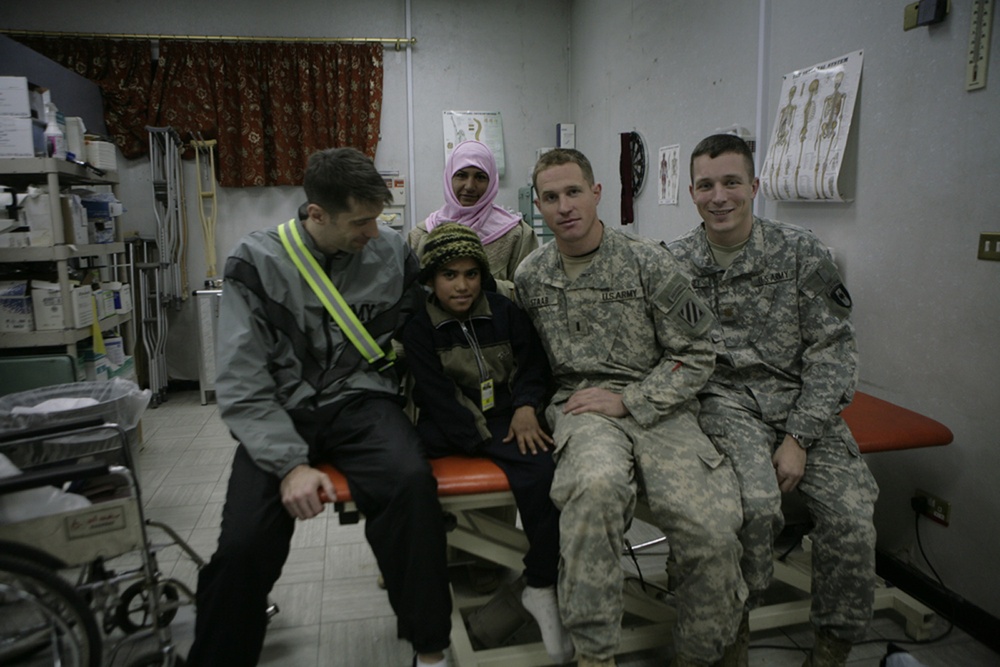 Soldiers help Iraqi boy get prosthetic leg