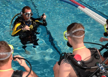 Wounded vets learn scuba