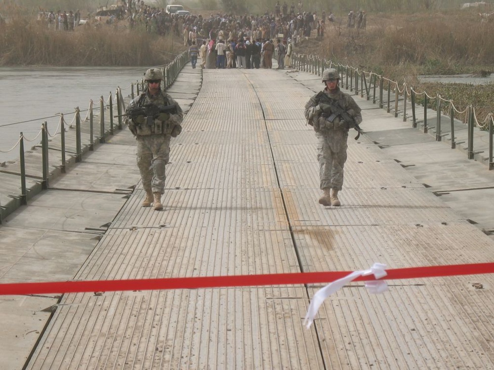 New pontoon bridge spans Tigris